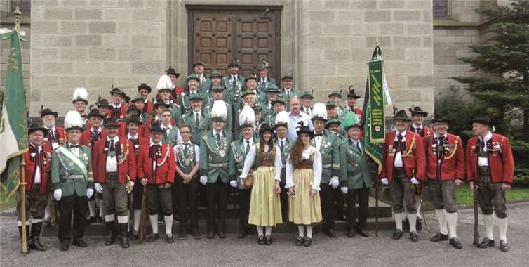 Die Schützen aus St. Anton und Mülheim an der Kirche.privat
