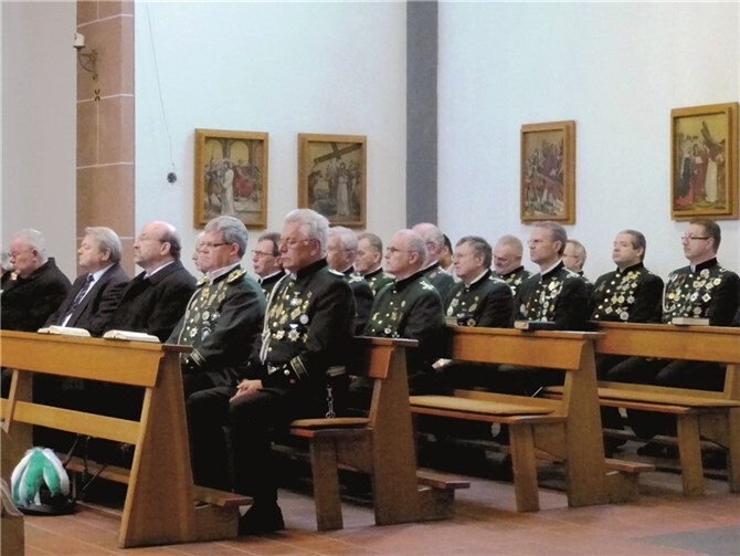 Die Schützen beim Patronatsfest in der katholischen Kirche St. Peter und Paul in Remagen.Privat