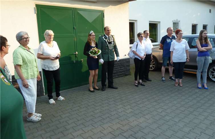 Die Schützen empfangen das Königspaar in Obermendig. privat