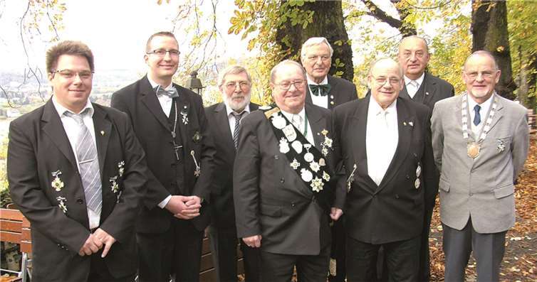 Die Schützen feierten ein gelungenes Patronatsfest: Olaf Mertensacker, Benjamin Christen, Rainer Nussbaum, Hans Bey, Bruno Metz, Franz Mertensacker, Manfred Birrenbach, Willi Hanrath. privat