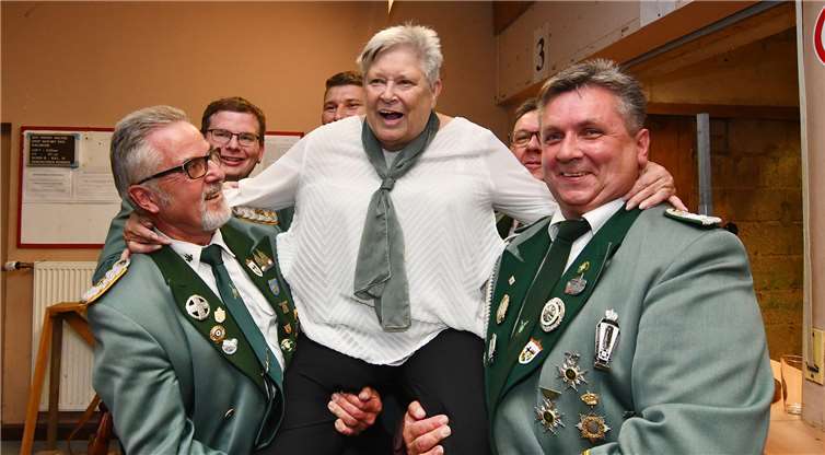 Die Schützen ließen Annemarie Ockenfels, die neue Majestät, hochleben.Foto: RASCH