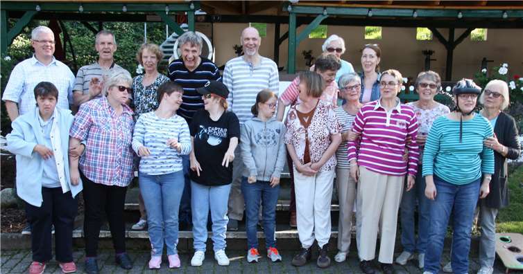 Die Schützen mit ihren Gästen auf dem Schützenplatz.Fotos: AB
