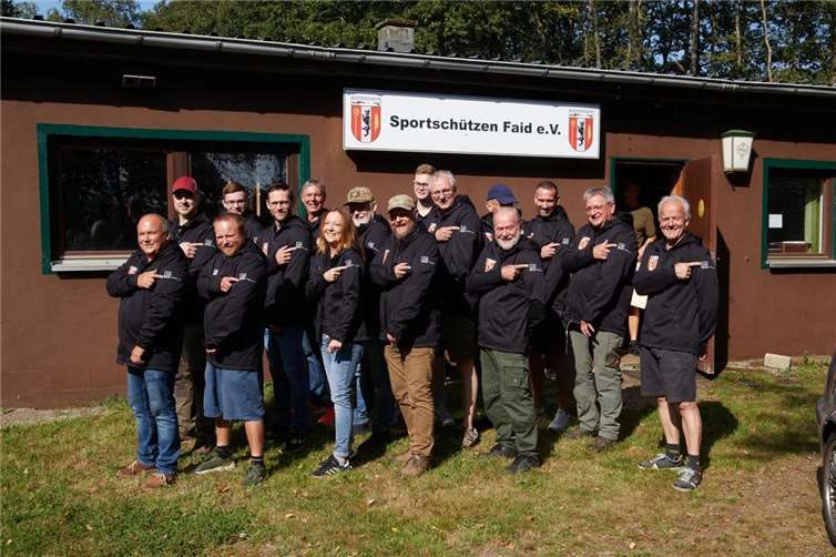 Die Schützen mit ihren neuen Softshelljacken und Polo-Shirts. Foto: privat