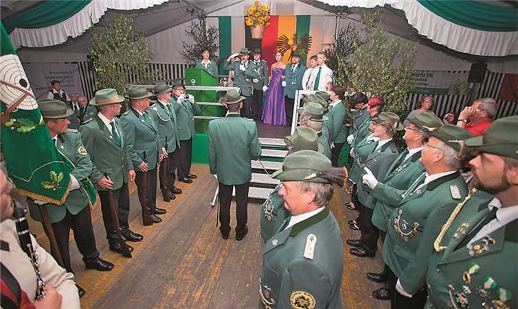 Die Schützen sind zur Krönungszeremonie angetreten.  WT