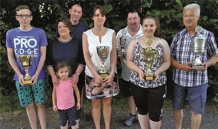 Die Schützen und Jugendschützen (v.li.): Justin Heinen, Jennifer Schmickler mit Tochter Leni, Schießmeister Helmut Schneider, Bianca Geisen, Walter Geisen. Teresa Wittig, Manfred Dötsch. privat