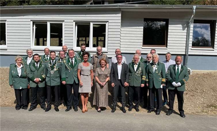 Die Schützen vor der renovierten Schützenhalle mit ihren Ehrengästen (ohne Tracht): v. l. vorne: Petra Schneider (MDL CDU), Susanne Müller (MDL SPD), Bürgermeister Marcel Caspers. V. links hinten: Tischlermeister Peter Nonn, Pastor Günter Marmann, Wilfrid Scheffler (FWG) Norbert Heidgen (CDU).Foto: Schützenbruderschaft