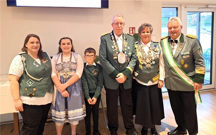 Die Schützenbruderschaft Rheinbach hat neue Hubertusmajestäten (v.l.): Jungschützenmeisterin Manuela Enders, Hubertus-Jungschützin Isabelle Enders, Hubertus Bambinischütze Kilian Rosenthal, Diözesankönig Michael Monschau, Hubertus-Schützin Evelyn Mros, Brudermeister Walter Honerbach.