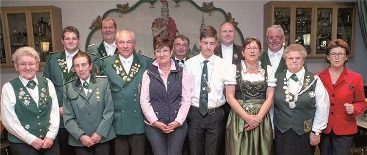 Die Schützenbruderschaft Villip ermittelte ihre diesjährigen Schützenmajestäten: Neuer Schützenkönig ist Volker Spiess (5.v.l.). Zu den Gratulanten gehörten unter anderem die neue Wachtberger Bürgermeisterin, Renate Offergeld (r.) sowie Präses Pfarrer Hermann Josef Zeyen (5.v.r.). JOST