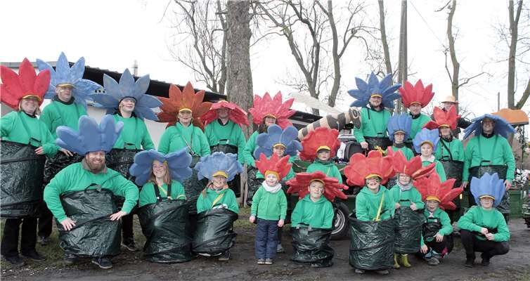 Die Schützenbruderschaft machte als Blumen verkleidet auf das Thema Bienen aufmerksam. Foto: Christian Klein