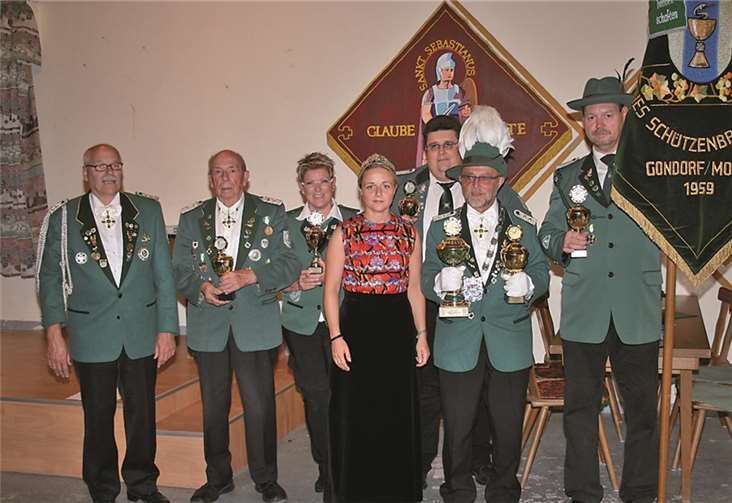 Die Schützenbrüder und -schwestern unmringen den frisch gekorenen Gondorfer Schützenkönig.