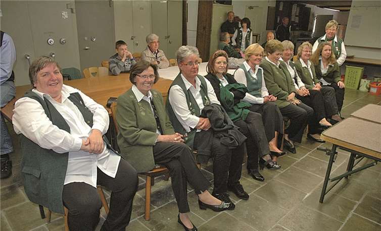 Die Schützenfrauen warten am Schießstand auf ihren Einsatz.RFW