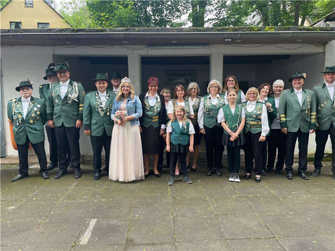 Die Schützengesellschaft Urbar ließ es sich nicht nehmen, die Schützenfreunde mit einer großen Abordnung zu besuchen.  Fotos: privat