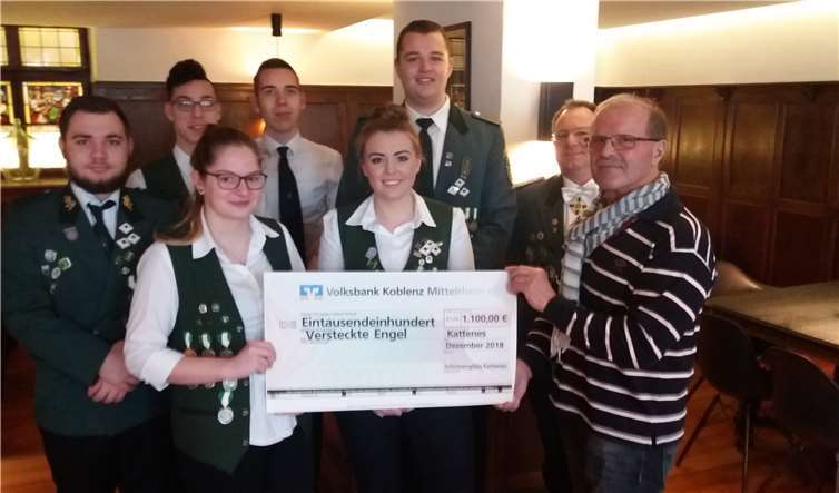 Die Schützengilde und der VfB Kattenes spendeten 1.100 Euro an die versteckten Engel.Privat