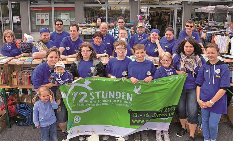 Die Schützenjugend des Schützenbezirks Voreifel brachte im Rahmen der 72-Stunden-Aktion über 1000 Bücher in mobilen Bücherbasaren an den Mann, wie hier am Einkaufszentrum in Berkum.VJ