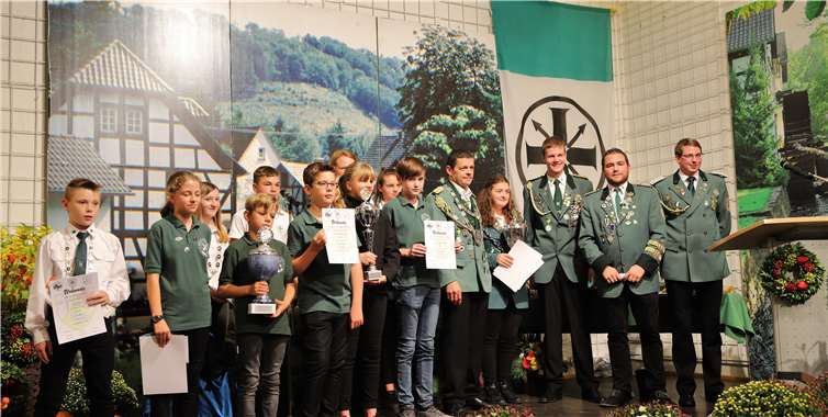 Die Schützenjugend freute sich über Pokale und Urkunden. Fotos: WST
