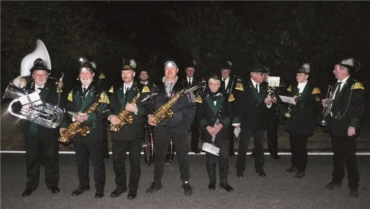 Die Schützenkapelle Mendig gab beim Martinszug von der St.-Genovefa-Kirche bis zum Martinsfeuer in der Fallerstraße den Ton an. FRE