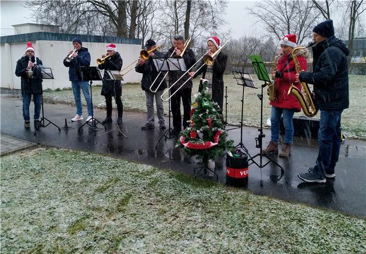 Die Schützenkapelle Mendig spielte vor dem Marienstift. Fotos: privat