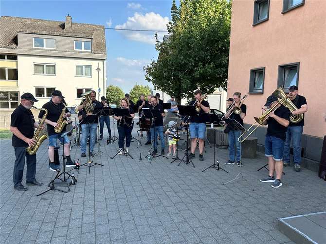Die Schützenkapelle Mendig spielte zu einem Geburtstagsständchen auf.