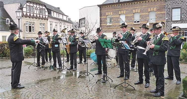 Die Schützenkapelle Mendig stimmte zum Abschluss der Gedenkfeier die Nationalhymne an.