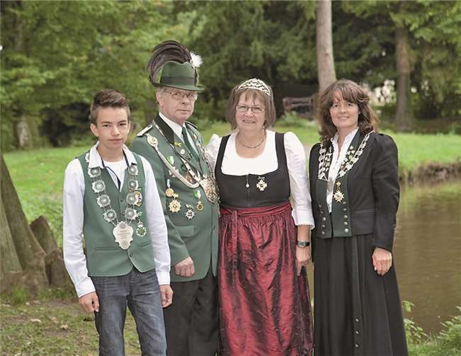 Die Schützenmajestäten laden ganz herzlich ein zum diesjährigen Schützenfest in Sayn. privat