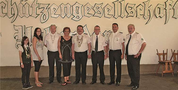 Die Schützenmajestäten mit Adjutanten - es fehlt der Jungschützenkönig.AND