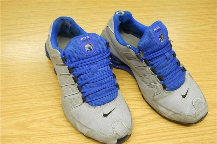 Die Schuhe des bisher unbekannten Täters, die er vor Ort zurückgelassen hat. Foto: Polizei