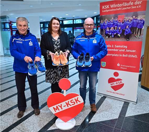 Die Schuhe können geschnürt werden (v.l.) Klaus Jahnz, KSK-Filialleiterin Mendig, Katerin Heße und Bernd Fuhrmann.  Foto: Ralph Künzel, KSK Mayen