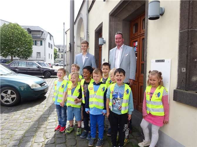 Die Schukis vor der Kreissparkasse.  Foto: privat