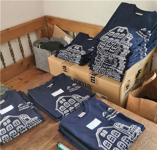 Die Schul-T-Shirts auf dem Weg zu den freudigen Kindern. Foto: privat