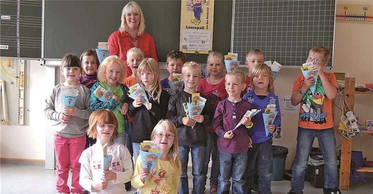 Die Schulanfänger der Grundschule „Am blauen See“ in Vettelschoß waren sehr gespannt, welche Überraschung Ingrid Kröger vom Team der Katholischen öffentlichen Bücherei St. Michael in ihre Klassen brachte.Privat