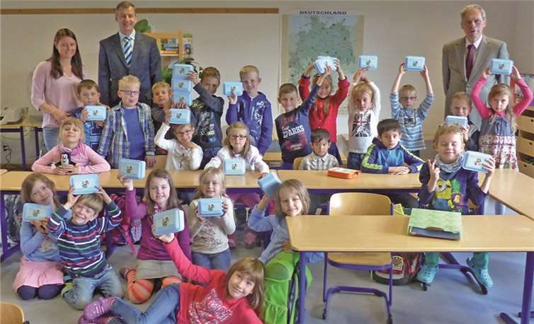 Die Schulanfänger in Altenahr freuen sich mit ihrer Klassenlehrerin Julia Lauermann über ein Geschenk von RWE Deutschland zum Schulstart. privat