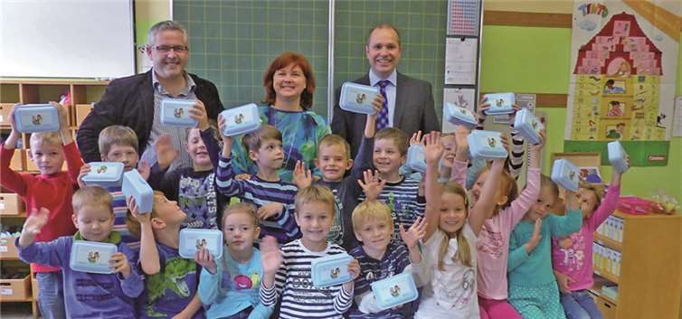 Die Schulanfänger in Brohl freuen sich über ein Geschenk von RWE Deutschland zum Schulstart. RWE
