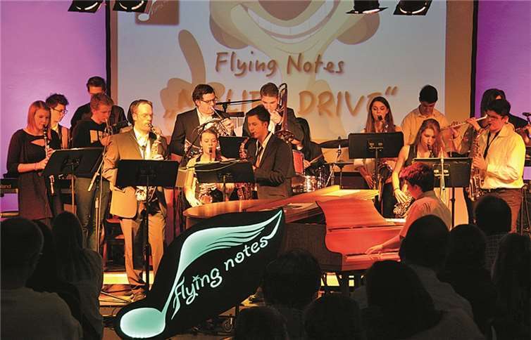 Die Schulband „Flying Notes“ unter der Leitung von René Fromm (vorne links). privat