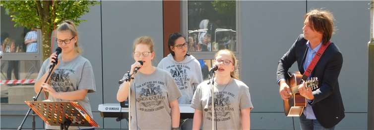 Die Schulband begeistert das Publikum.