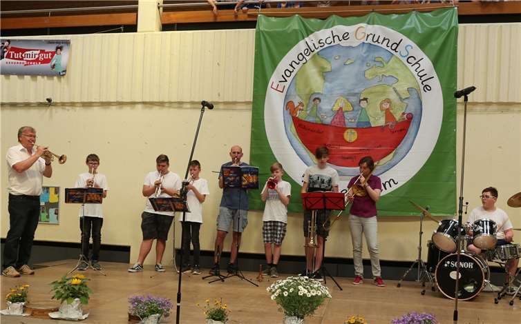 Die Schulband der Geschwister-Scholl-Hauptschule begeisterte mit Big-Band Sound. Fotos: StF