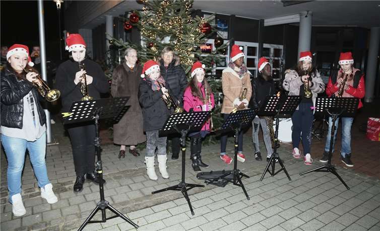 Die Schulband der Geschwister-Scholl-Hauptschule eröffnete musikalisch den Abend am Glockenspiel, sehr zur Freude von Erika Meyer zu Drewer und Elisabeth Ulke. -StF-