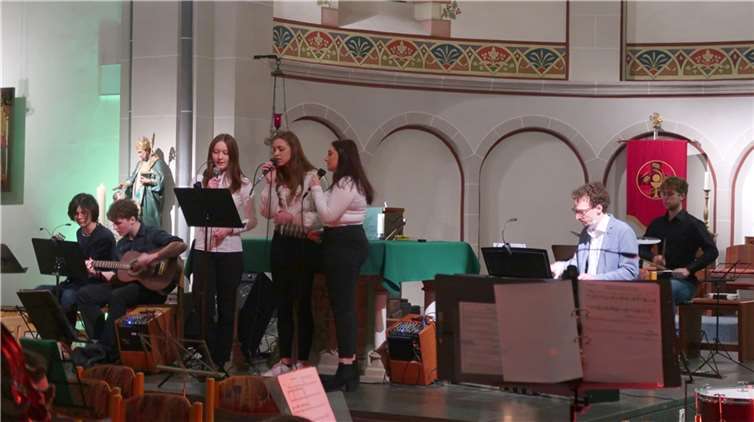 Die Schulband unter der Leitung von Daniel Brengmann.