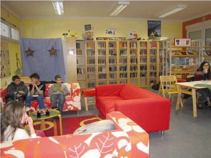 Die Schulbibliothek steht nun für die Schulgemeinschaft auch in den Pausen zur Verfügung und kann im Rahmen der GTS als Ruheraum oder Unterrichtsraum genutzt werden. privat