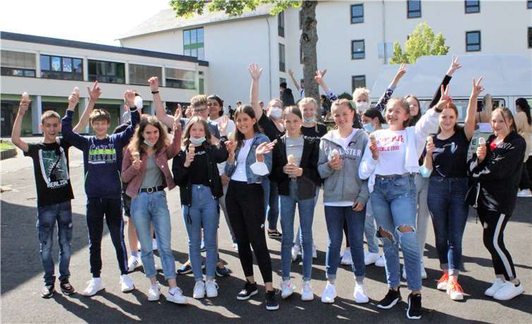 Die Schule hat sich am Ende dieses turbulenten Corona-Schuljahres bei ihren Schülern für die hervorragende Mitarbeit mit Eis bedankt.Fotos: privat