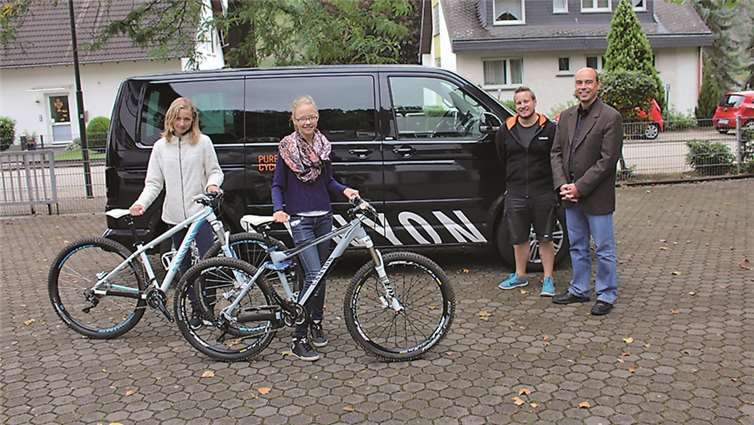 Die Schule in Kobern-Gondorf erhielt von der Firma CANYON neun hochwertige Mountainbikes. Über dieses Geschenk freuen sich die Schüler der Realschule plus und der neue Schulleiter Dieter Möntenich (ganz rechts). Eingesetzt werden die Räder in der Mountainbike AG, die jeden Mittwochnachmittag unter der Leitung von Sportlehrer Alexander Knopp stattfindet. Privat