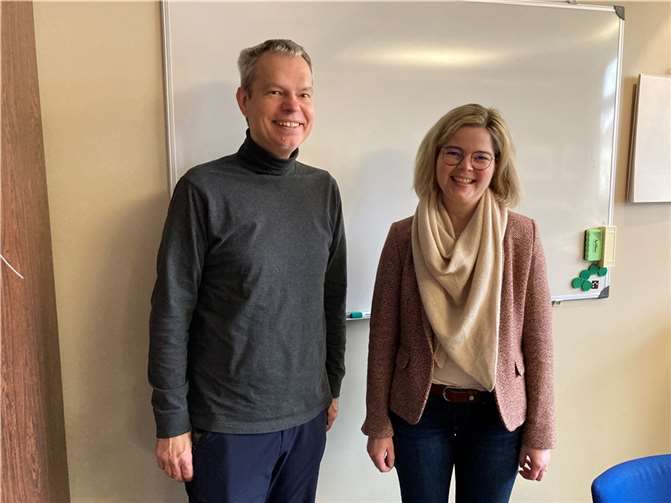 Die Schule, vertreten durch die stellvertretende Schulleiterin Beate Falterbaum, und Torsten Lamberz von der Geysir Andernach GmbH besiegelten die Schulpartnerschaft, die bereits seit drei Jahren, insbesondere im Fachbereich Erdkunde, besteht. Foto: privat