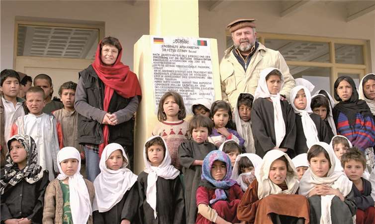 Die Schuleröffnung einer Mädchen-Schule. privat
