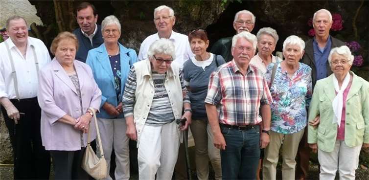Die Schulfreunde an der Lourdes-Grotte.Günter Conzen