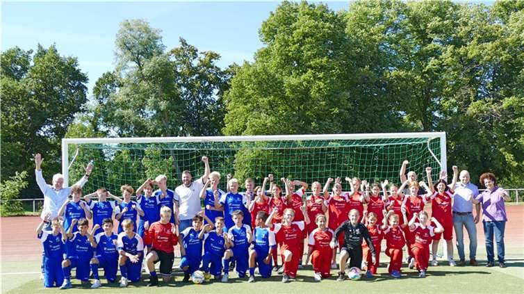 Die Schulfußballteams, sowohl die Mädchen als auch die Jungen, wurden mit neuen Trikots ausgestattet und erhielten zusätzlich zwei Fußbälle. Foto: privat