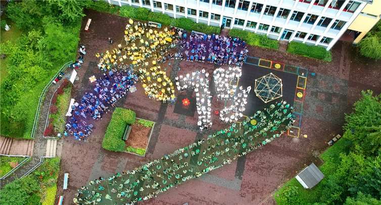 Die Schulgemeinschaft bildete anlässlich des Jubiläums das Schullogo.Foto: privat
