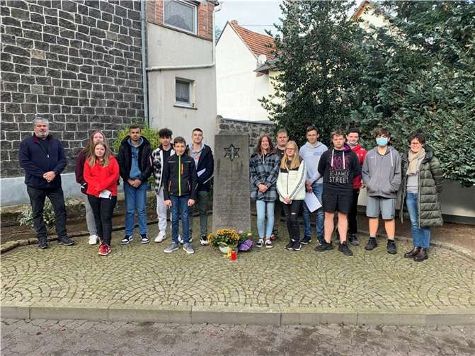 Die Schulgemeinschaft der Realschule plus und FOS Mendig hat sich vor Jahren dazu entschlossen, eine Putzpatenschaft für diese Steine zu übernehmen.Foto: privat