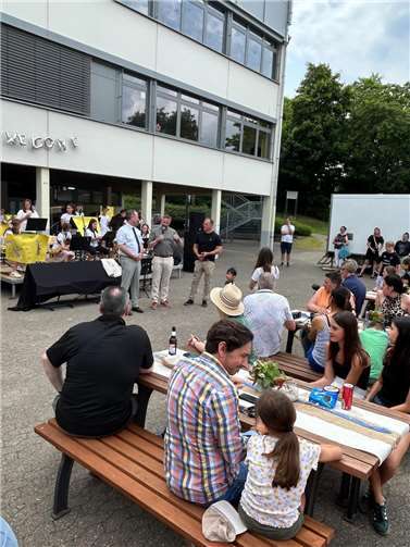 Die Schulgemeinschaft der neuen Laacher-See-Realschule plus und FOS Mendig beim großen Sommerfest.  Foto: privat