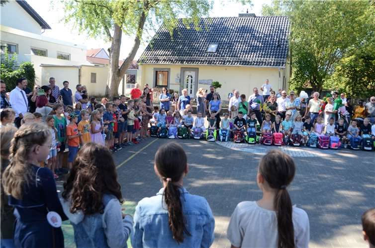 Die Schulgemeinschaft empfing die Schulneulinge und ihre Familien in großer Runde auf dem Schulhof. Foto: privat