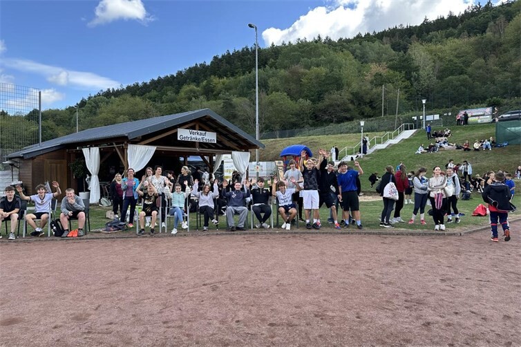 Die Schulgemeinschaft fiebert mit und feuert an beim 800m Lauf 