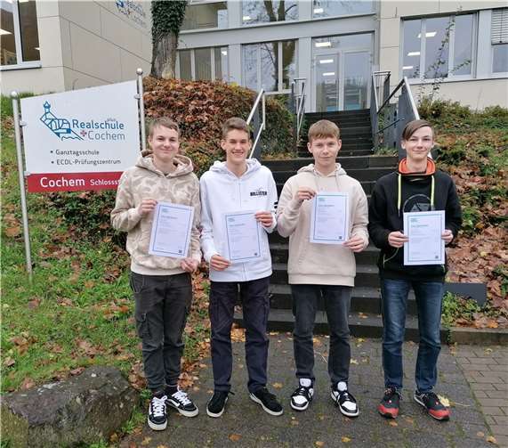 Die Schulgemeinschaft gratulierte Jakob, Jorik, Leon und Liam zu ihrem großartigen Erfolg. Foto: Stefan Elsen
